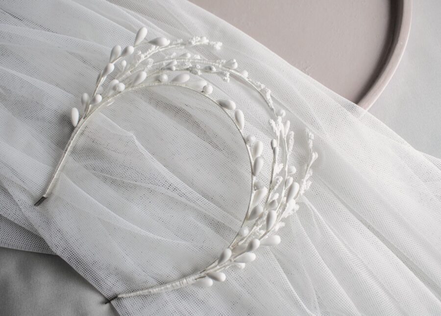 Jemná biela čelenka s kvetinovým zdobením, tento nádherný svadobný doplnok pôvabne spočíva na priehľadnej bielej látke, perfektne sa hodí ako elegantná ozdoba k svadobným šatám.
