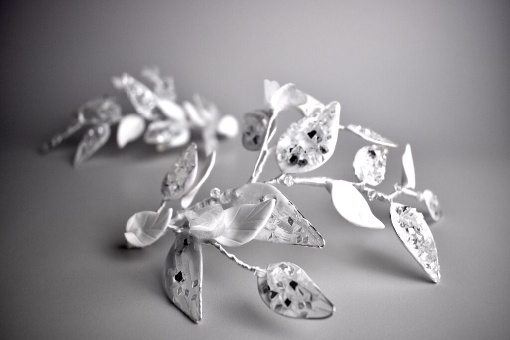 svadobný doplnok do vlasov s bielymi a trblietavými lístočkami